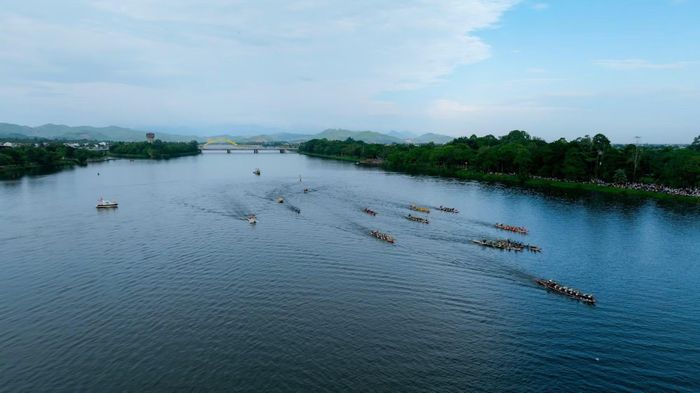 Các đội dồn sức tăng tốc trong những mét cuối, hướng về đích trong tiếng cổ vũ của khán giả. Ảnh: Hoàng Lê..