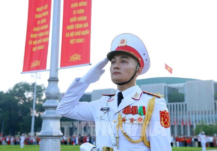 Lễ Thượng cờ được tổ chức trang nghiêm nhân kỷ niệm 81 năm Cách mạng Tháng Tám (19/8/1945 – 19/8/2026) và Quốc khánh nước Cộng hòa xã hội chủ nghĩa Việt Nam (2/9/1945 – 2/9/2026). Ảnh: Phạm Kiên - TTXVN