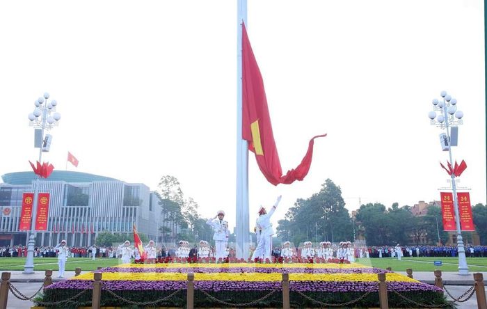 Đúng 6 giờ, chiến sĩ đội nghi lễ tung cờ và Quốc kỳ được kéo lên cột cờ cao 29 m trong không khí trang nghiêm. Ảnh: Phạm Kiên – TTXVN
