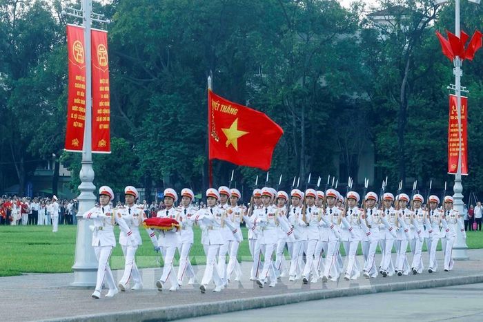Đội hình thực hiện nghi lễ gồm 37 cán bộ, chiến sĩ. Dẫn đầu là đội Quân kỳ quyết thắng, đi sau là 34 chiến sĩ tiêu binh tượng trưng cho 34 chiến sĩ đầu tiên của Đội Việt Nam tuyên truyền giải phóng quân, tiền thân của Quân đội Nhân dân Việt Nam. Ảnh: Phạm Kiên – TTXVN