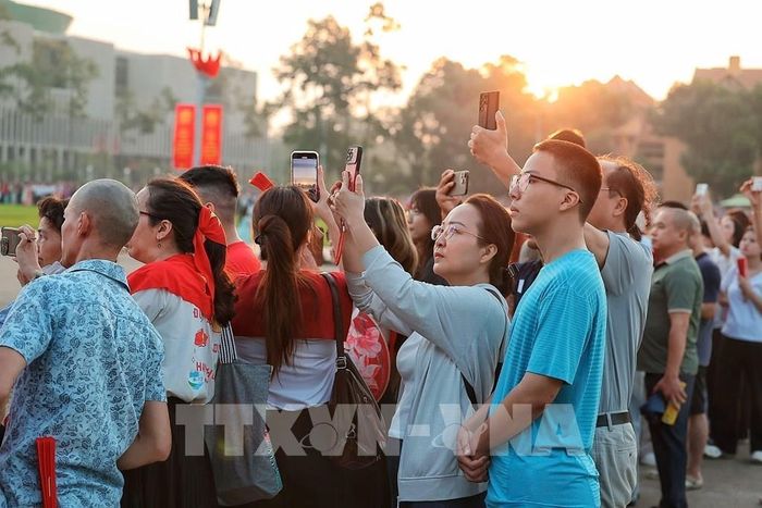 Đông đảo người dân tập trung quanh Quảng trường Ba Đình, hướng điện thoại về khu vực làm lễ để ghi lại những hình ảnh trong ngày kỷ niệm 81 năm Quốc khánh. Ảnh: Phạm Tuấn Anh - TTXVN
