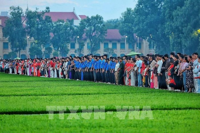 Đông đảo người dân đứng trang nghiêm quanh Quảng trường Ba Đình, cùng hướng về lá Quốc kỳ trong thời khắc diễn ra Lễ Thượng cờ sáng 2/9. Ảnh: Phạm Tuấn Anh - TTXVN
