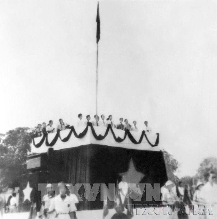 Ngày 2/9/1945, tại Quảng trường Ba Đình, Chủ tịch Hồ Chí Minh đọc Tuyên ngôn Độc lập, khai sinh nước Việt Nam Dân chủ Cộng hòa, khẳng định trước quốc dân đồng bào và toàn thế giới: “Nước Việt Nam có quyền hưởng tự do và độc lập, và sự thực đã thành một nước tự do và độc lập. Toàn thể dân Việt Nam quyết đem tất cả tinh thần và lực lượng, tính mệnh và của cải để giữ vững quyền tự do và độc lập ấy”. Ảnh: TTXVN