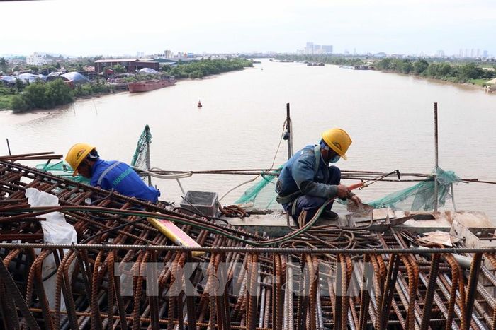 Công nhân thi công Dự án đường Vành đai 2, đoạn Tân Vũ – Hưng Đạo – đường Bùi Viện. Ảnh: Hoàng Ngọc – TTXVN