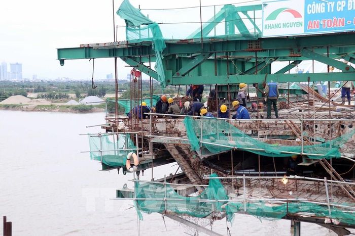 Công nhân thi công hợp phần cầu Hải Thành thuộc Dự án đường Vành đai 2, đoạn Tân Vũ – Hưng Đạo – đường Bùi Viện. Ảnh: Hoàng Ngọc – TTXVN 