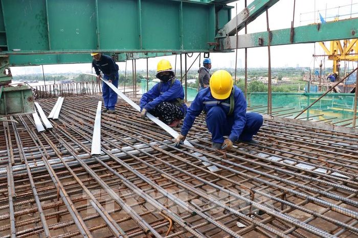 Công nhân thi công Dự án đường Vành đai 2, đoạn Tân Vũ – Hưng Đạo – đường Bùi Viện. Ảnh: Hoàng Ngọc – TTXVN 