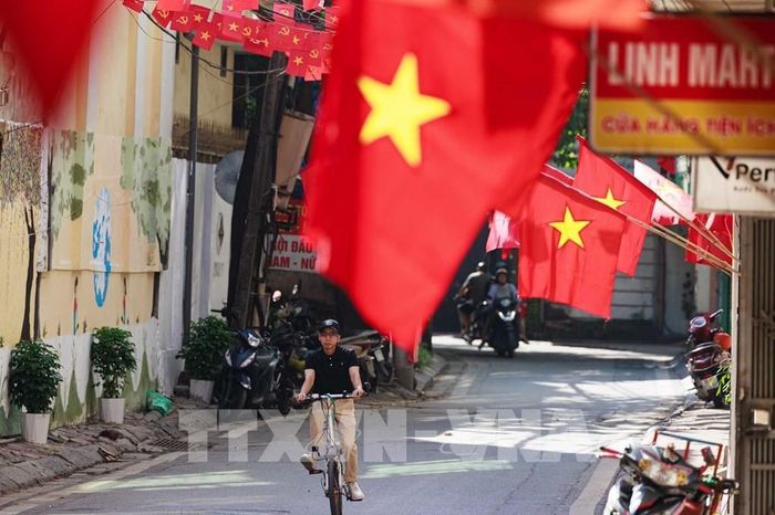 Những lá cờ đỏ sao vàng được người dân treo dọc các ngôi nhà trong khu dân cư, đưa sắc màu của ngày Tết Độc lập len sâu vào những không gian đời thường của Thủ đô. Ảnh: Phạm Tuấn Anh - TTXVN