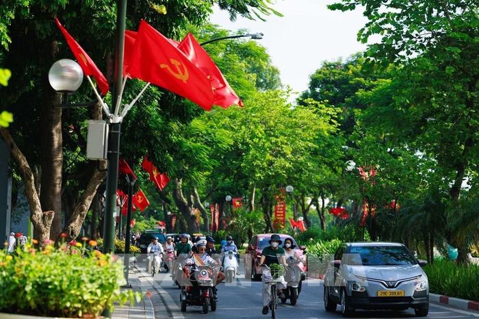 Dọc những tuyến phố trung tâm Hà Nội, cờ đỏ sao vàng rực rỡ giữa những vòm cây xanh, hòa cùng nhịp sống thường ngày của người dân trong sáng Quốc khánh 2/9, tạo nên một diện mạo Thủ đô vừa bình yên, vừa trang trọng trong ngày kỷ niệm 81 năm Quốc khánh. Ảnh: Phạm Tuấn Anh - TTXVN