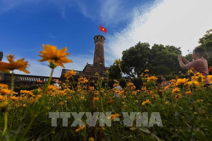 Lá cờ đỏ sao vàng tung bay trên đỉnh Cột cờ Hà Nội giữa nền trời tháng Chín, nổi bật bên công trình đã chứng kiến nhiều dấu mốc trong lịch sử Thủ đô. Ảnh: Phạm Tuấn Anh - TTXVN ; Tháng Chín về, Hà Nội khoác lên mình sắc đỏ của cờ Tổ quốc giữa những vòm cây xanh và nắng Thu trong trẻo. Từ những con phố nhỏ, tuyến đường trung tâm đến các địa danh gắn với lịch sử Thủ đô, lá cờ đỏ sao vàng hiện diện trong nhịp sống thường ngày của Thủ đô, gợi nhắc mùa Thu Độc lập năm 1945 và hành trình 81 năm của đất nước. Giữa một Hà Nội đang từng ngày đổi mới, sắc cờ nối ký ức lịch sử với cuộc sống hôm nay, lan tỏa niềm tự hào trong ngày Tết Độc lập. Ảnh: Phạm Tuấn Anh - TTXVN