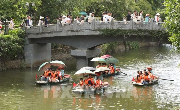 Du khách tham quan Khu du lịch sinh thái Tràng An. Ảnh: Đức Phương - TTXVN
