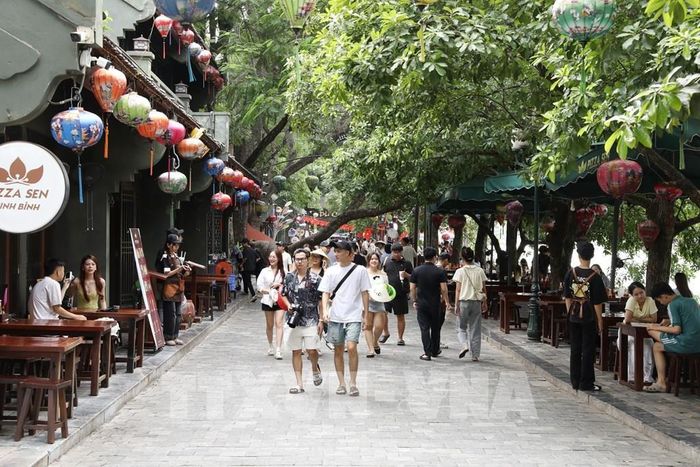 Du khách tham quan điểm du lịch Phố cổ Hoa Lư. Ảnh: Đức Phương - TTXVN