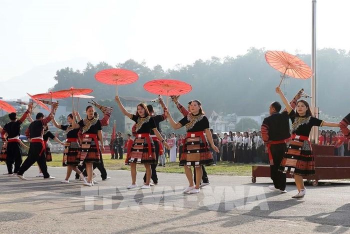 Trình diễn sắc màu văn hóa của đồng bào dân tộc Mông xã Than Uyên. Ảnh: Quý Trung - TTXVN