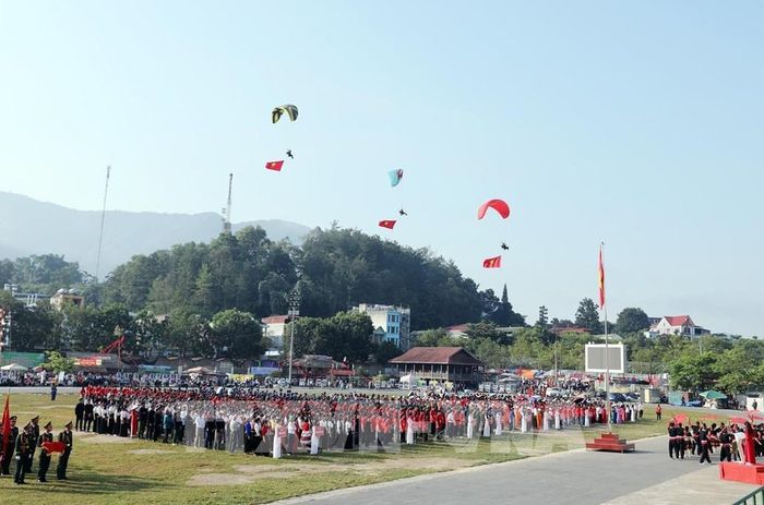 Lễ thượng cờ tại Sân vận động xã Than Uyên chào mừng Tết Độc lập. Ảnh: Quý Trung - TTXVN