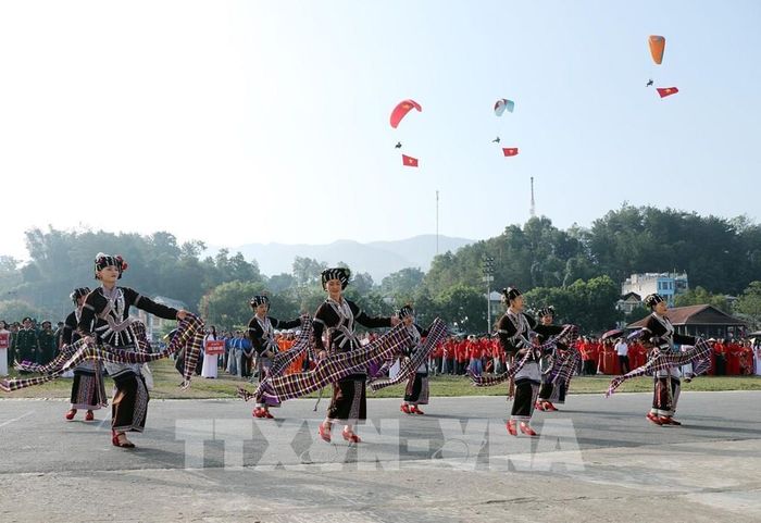 Màn trình diễn của các thiếu nữ dân tộc Lự xã Khun Há. Ảnh: Quý Trung - TTXVN