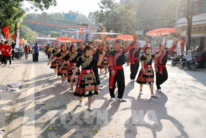 Màn diễn hành đường phố của đồng bào dân tộc Mông. Ảnh: Quý Trung - TTXVN
