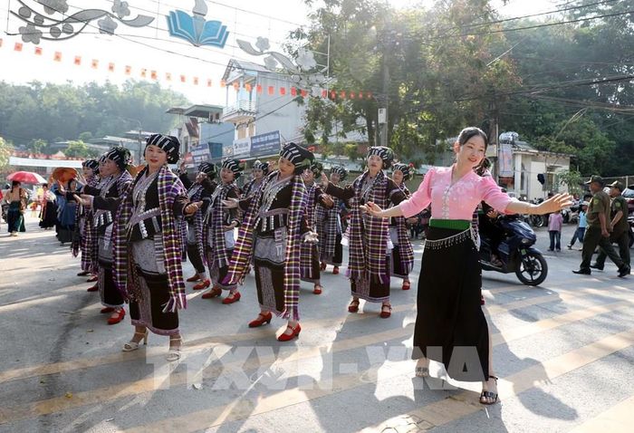 Màn diễn hành đường phố của đồng bào dân tộc Lự. Ảnh: Quý Trung - TTXVN