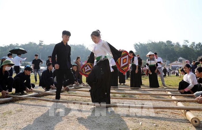 Chương trình múa sạp do học sinh các xã Than Uyên, Khoe On, Mường Than thực hiện. Ảnh: Quý Trung - TTXVN