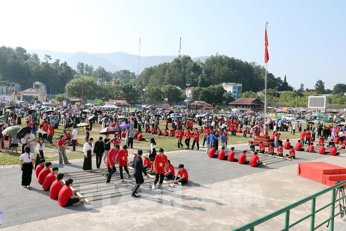 Màn múa sạp tập thể do học sinh các dân tộc ở Lai Châu thực hiện. Ảnh: Quý Trung - TTXVN