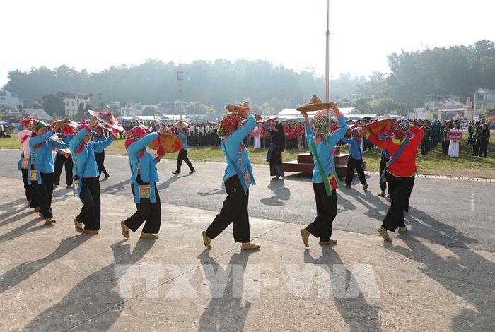 Trình diễn sắc màu văn hóa của dân tộc Giáy. Ảnh: Quý Trung - TTXVN