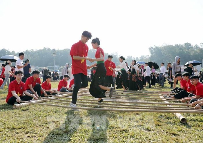 Màn múa sạp do học sinh các xã Than Uyên, Khoe On, Mường Than trình diễn. Ảnh: Quý Trung - TTXVN