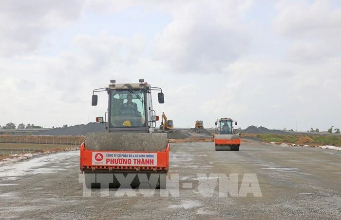 Công ty Cổ phần Đầu tư và Giao thông Phương Thành huy động phương tiện, máy móc và “tăng ca, tăng kíp” thi công cả những ngày nghỉ lễ để bù tiến độ. Ảnh: Công Mạo - TTXVN