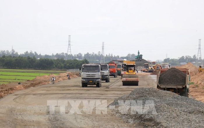 Tổng Công ty Xây dựng Trường Sơn huy động tối đa phương tiện và nhân lực, tranh thủ thời tiết thuận lợi tập trung thi công những km cuối cùng của gói thầu 42. Ảnh: Công Mạo-TTXVN