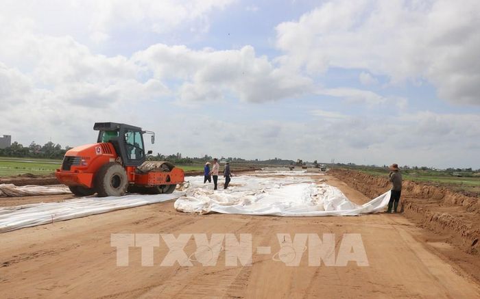 Công ty Cổ phần Đầu tư và Giao thông Phương Thành huy động phương tiện, máy móc và “tăng ca, tăng kíp” thi công cả những ngày nghỉ lễ để bù tiến độ. Ảnh: Công Mạo-TTXVN