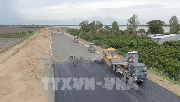 Tranh thủ thời tiết thuận lợi, Tổng Công ty Xây dựng Trường Sơn tập trung thảm bê tông nhựa những vị trí đạt yêu cầu kỹ thuật, nhằm đẩy nhanh tiến độ. Ảnh: Công Mạo - TTXVN