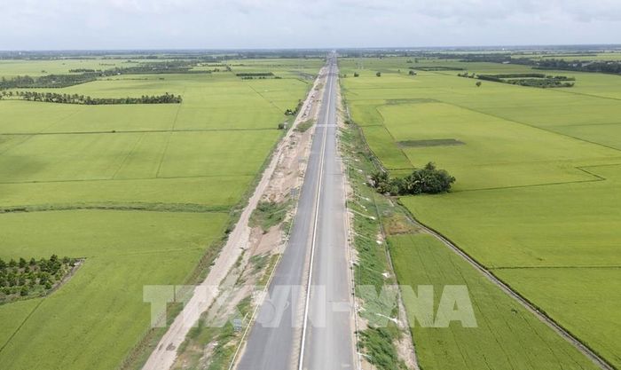 Dự án đầu tư xây dựng đường bộ cao tốc Châu Đốc - Cần Thơ - Sóc Trăng giai đoạn 1, đoạn qua địa bàn tỉnh An Giang đến nay đạt 80,18%/79,95% sản lượng (vượt khoảng 0,23%) so với giá trị hợp đồng. Ảnh: Công Mạo-TTXVN