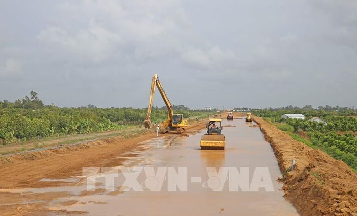 Gói thầu 43 dài khoảng 7km do Công ty Cổ phần Đầu tư và Giao thông Phương Thành đảm nhận mới ở giai đoạn dỡ tải, rải đá bây, chưa thể tiến hành thảm nhựa mặt đường. Ảnh: Công Mạo - TTXVN