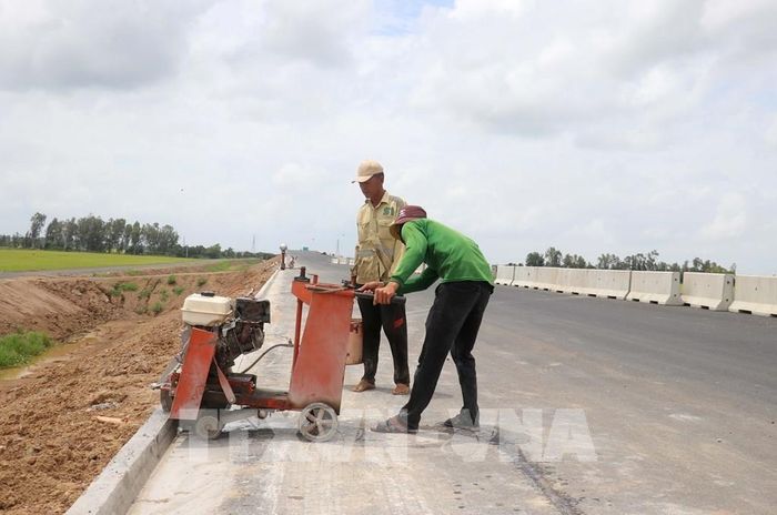 Tranh thủ thời tiết thuận lợi, Tổng Công ty Xây dựng Trường Sơn huy động tối đa phương tiện và nhân lực tăng ca làm xuyên những ngày nghỉ lễ nhằm hoàn thiện các hạng mục cuối cùng của gói thầu. Ảnh: Công Mạo-TTXVN