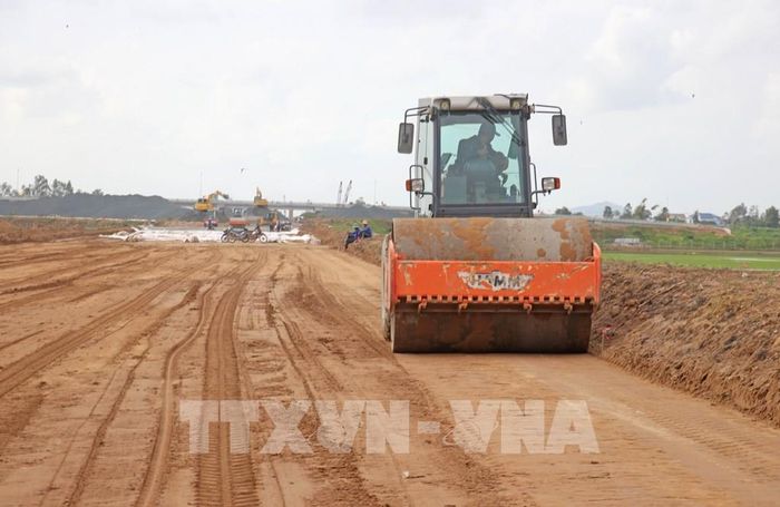 Trong 4 gói thầu Dự án cao tốc Châu Đốc - Cần Thơ - Sóc Trăng giai đoạn 1, đoạn qua địa bàn tỉnh An Giang chỉ có gói thầu 43 do Công ty Cổ phần Đầu tư và Giao thông Phương Thành đảm nhận đang chậm tiến độ, chỉ mới đạt 75,68%, chậm 0,23% kế hoạch được giao. Ảnh: Công Mạo-TTXVN
