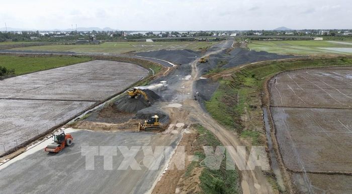 Dự án cao tốc Châu Đốc - Cần Thơ - Sóc Trăng giai đoạn 1, đoạn qua địa bàn tỉnh An Giang tại nút giao Tỉnh lộ 945 trên địa bàn xã Thạnh Mỹ Tây (tỉnh An Giang do Công ty Cổ phần Đầu tư và Giao thông Phương Thành đảm nhận thi công vẫn còn tập kết ngổn ngang vật liệu. Ảnh: Công Mạo-TTXVN
