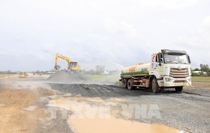 Công ty Cổ phần Đầu tư và Giao thông Phương Thành huy động phương tiện, máy móc và “tăng ca, tăng kíp” thi công cả những ngày nghỉ lễ để bù tiến độ. Ảnh: Công Mạo-TTXVN