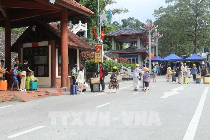 Du khách xuất cảnh thuận lợi qua Cửa khẩu quốc tế Hữu Nghị. Ảnh: Quang Duy – TTXVN