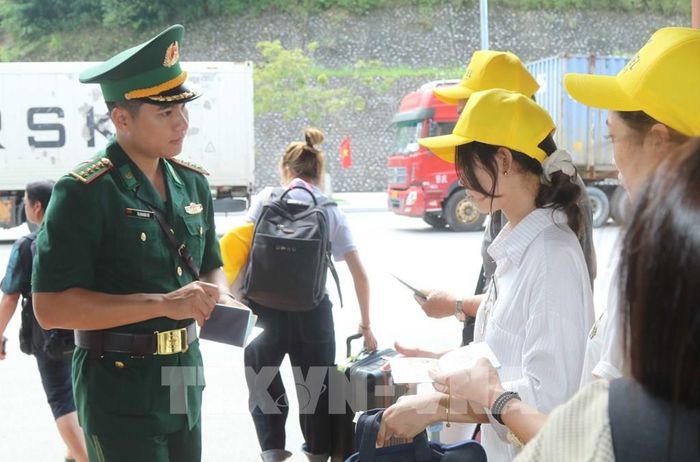Bộ đội Biên phòng cửa khẩu quốc tế Hữu Nghị kiểm soát thủ tục xuất nhập cảnh khu vực mốc 1116. Ảnh: Quang Duy - TTXVN