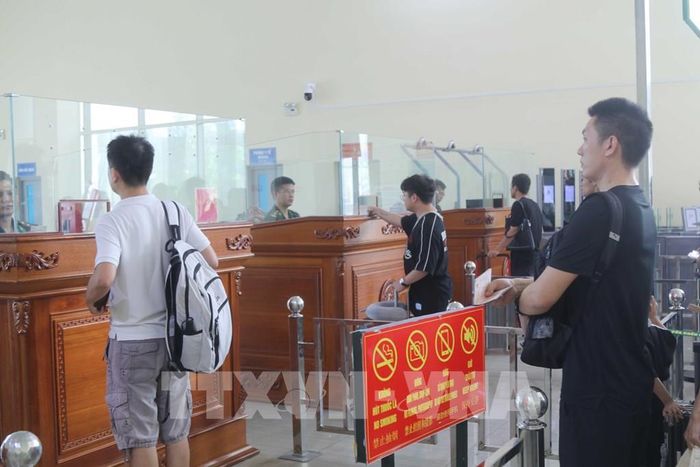 Hành khách xếp hàng chờ làm thủ tục xuất cảnh qua cửa khẩu quốc tế Hữu Nghị. Ảnh: Quang Duy – TTXVN