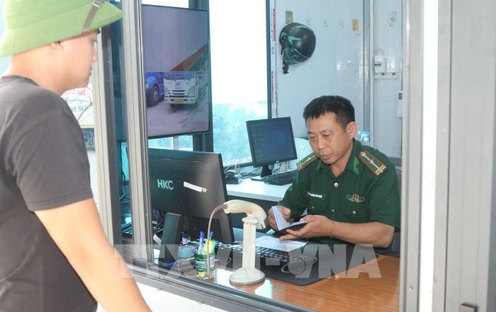 Lực lượng Bộ đội Biên phòng cửa khẩu Tân Thanh kiểm soát, xử lý thủ tục tại khu vực kiểm tra xuất nhập cảnh (khu vực mốc 1088/2-1089). Ảnh: Quang Duy - TTXVN