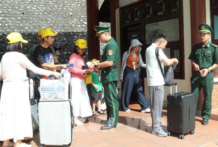 Bộ đội Biên phòng cửa khẩu quốc tế Hữu Nghị kiểm soát thủ tục xuất nhập cảnh khu vực mốc 1116. Ảnh: Quang Duy - TTXVN
