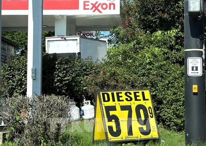 Bảng giá dầu diesel bán lẻ tại một cây xăng ở bang Virginia ngày 25/8/2026. Ảnh: Ngọc Quang – PV TTXVN