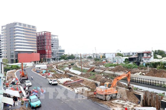 Công trường gói thầu XL-03 dự án nạo vét, cải tạo môi trường, xây dựng hạ tầng rạch Xuyên Tâm. Ảnh: Tiến Lực - TTXVN