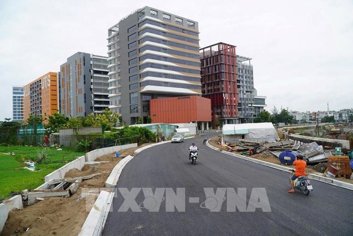 Các phương tiện lưu thông trên tuyến đường được thông xe kỹ thuật sáng 2/9/2026. Ảnh: Tiến Lực - TTXVN 