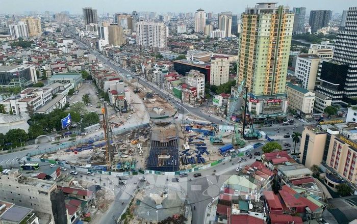 Hai cầu vượt tại nút giao Láng Hạ - Giảng Võ (trong ảnh) và nút giao Nguyễn Chí Thanh dự kiến hoàn thành trong năm 2026. Ảnh: Quốc Khánh - TTXVN