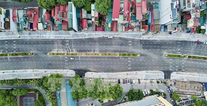 Tuyến đường có mặt cắt ngang 50m, gồm 8 làn xe chạy, có dải phân cách cứng giữa đường. Ảnh: Quốc Khánh - TTXVN