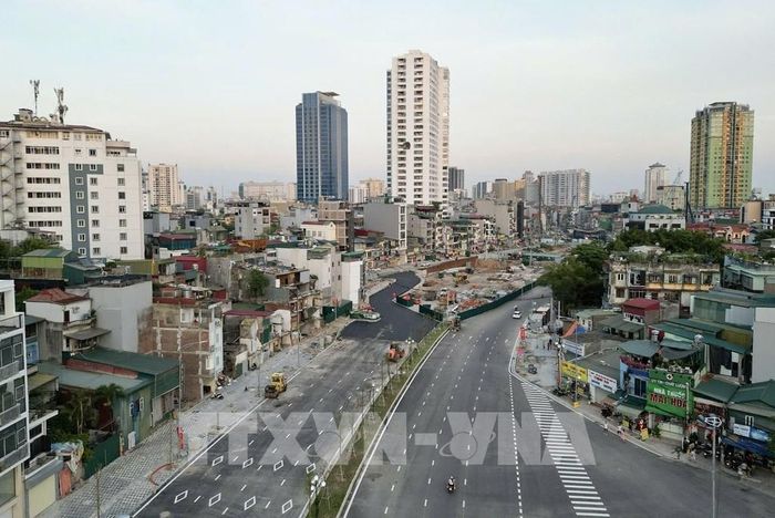 Đoạn từ đường La Thành, lối xuống đường Vành đai 1 (đối diện Bệnh viện Phụ sản Hà Nội) đã hoàn tất phần nền. Ảnh: Quốc Khánh - TTXVN 