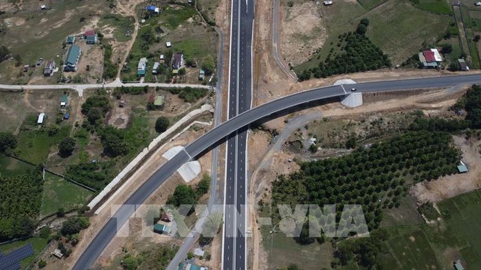 Cao tốc Nha Trang - Cam Lâm, được khởi công vào năm 2021 và thông xe vào tháng 5/2023, có tổng chiều dài hơn 49km. Ảnh: Đặng Tuấn –TTXVN