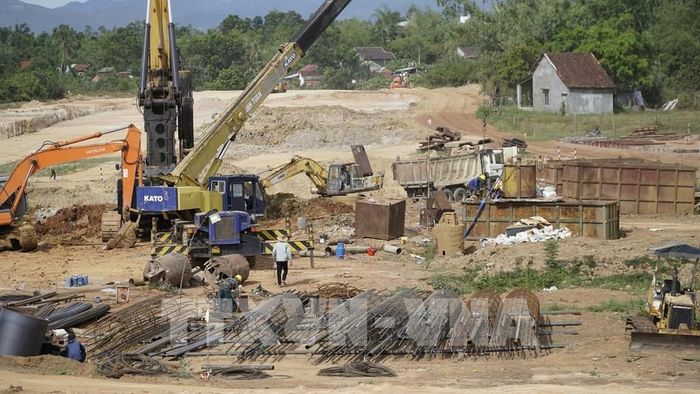 Thi công trên tuyến cao tốc Quy Nhơn - Pleiku. Ảnh: Sỹ Thắng - TTXVN