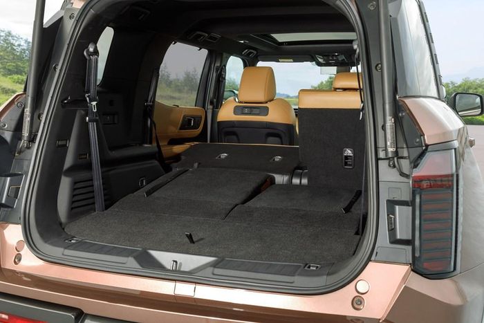 All-New Pajero có cấu hình 7 chỗ - 3 hàng ghế trong một kích thước xe lớn.All-New Pajero có cấu hình 7 chỗ - 3 hàng ghế trong một kích thước xe lớn.