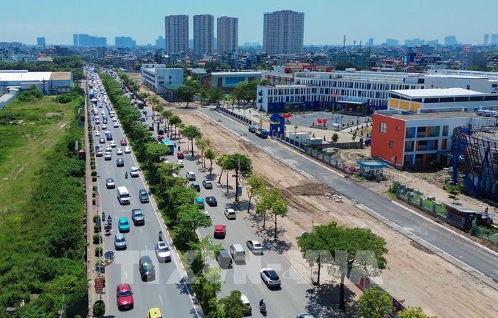 Trưa ngày 2/9, đường Cổ Linh hướng từ Thạch Bàn về Đàm Quang Trung, xe đông di chuyển chậm. Ảnh: Phan Phương – TTXVN