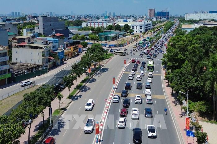 Ngay từ trưa ngày 2/9, các phương tiện nối đuôi nhau hàng dài trên đường Cổ Linh từ Thạch Bàn về Đàm Quang Trung, gây ùn tắc cục bộ. Ảnh: Phan Phương – TTXVN 